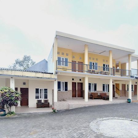 Villa Bukit Bunga Syariah Redpartner Pacet Mojokerto Zewnętrze zdjęcie