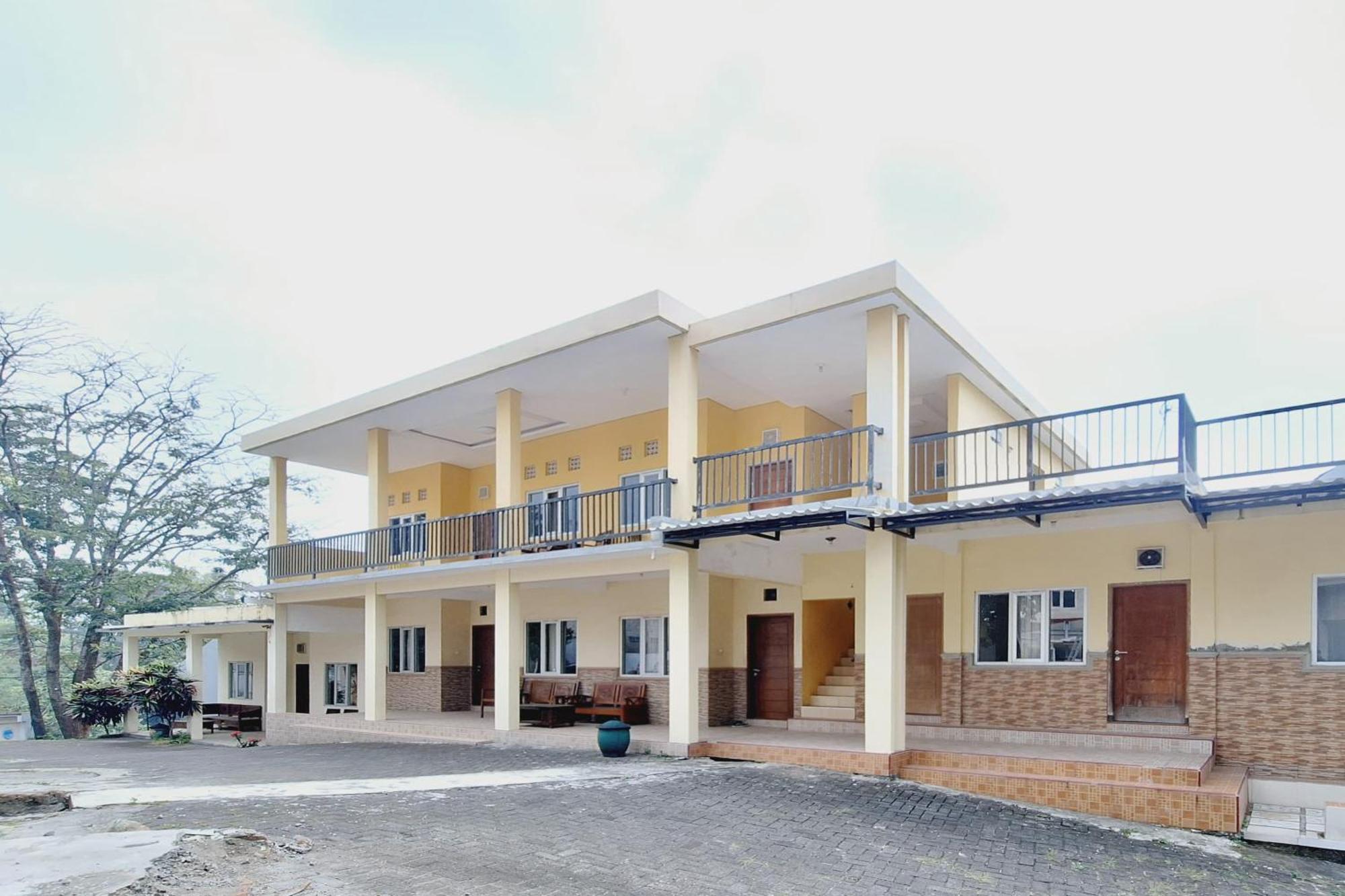 Villa Bukit Bunga Syariah Redpartner Pacet Mojokerto Zewnętrze zdjęcie
