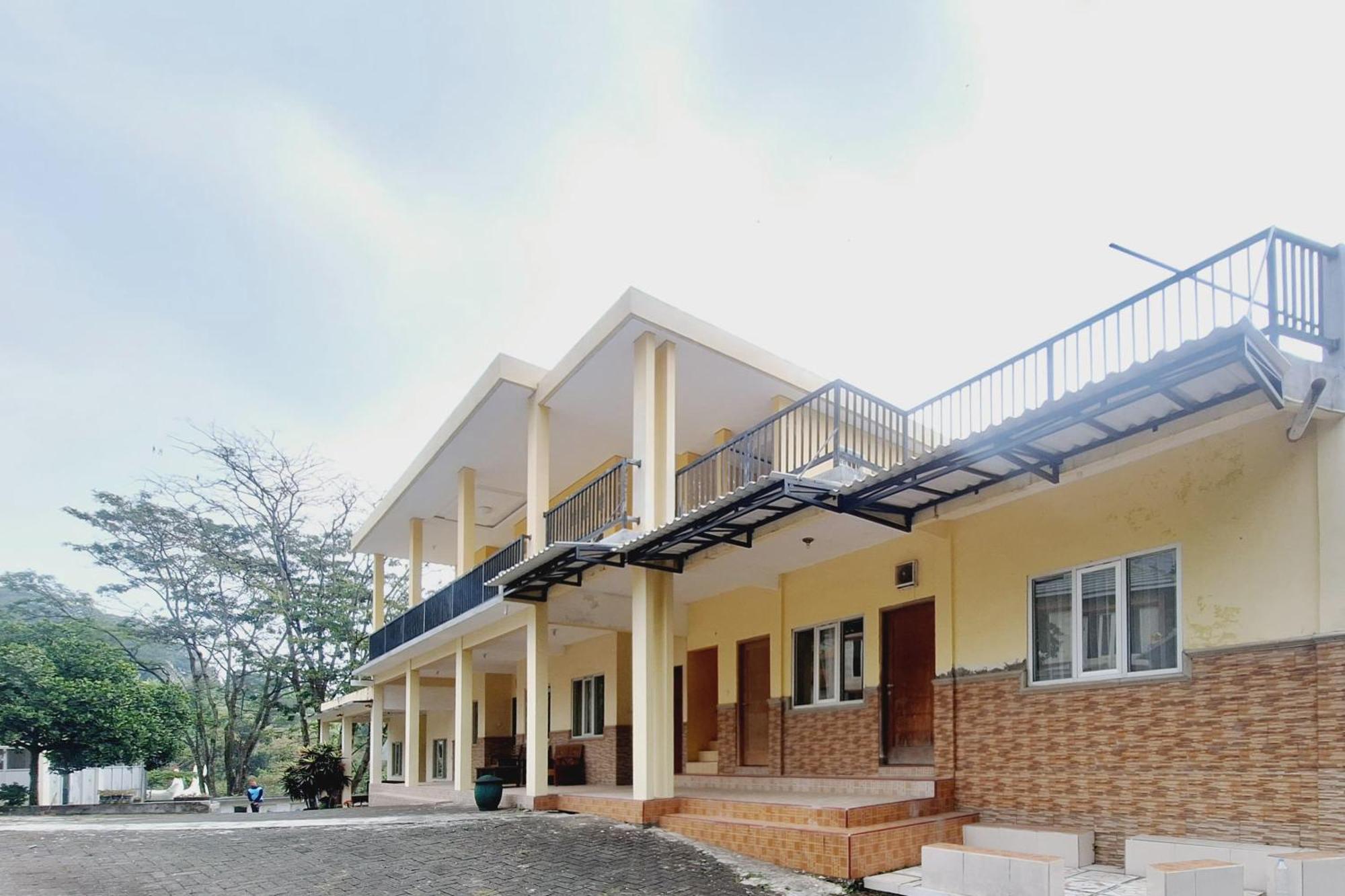 Villa Bukit Bunga Syariah Redpartner Pacet Mojokerto Zewnętrze zdjęcie